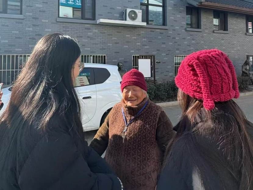 图1 团队成员采访社区老人