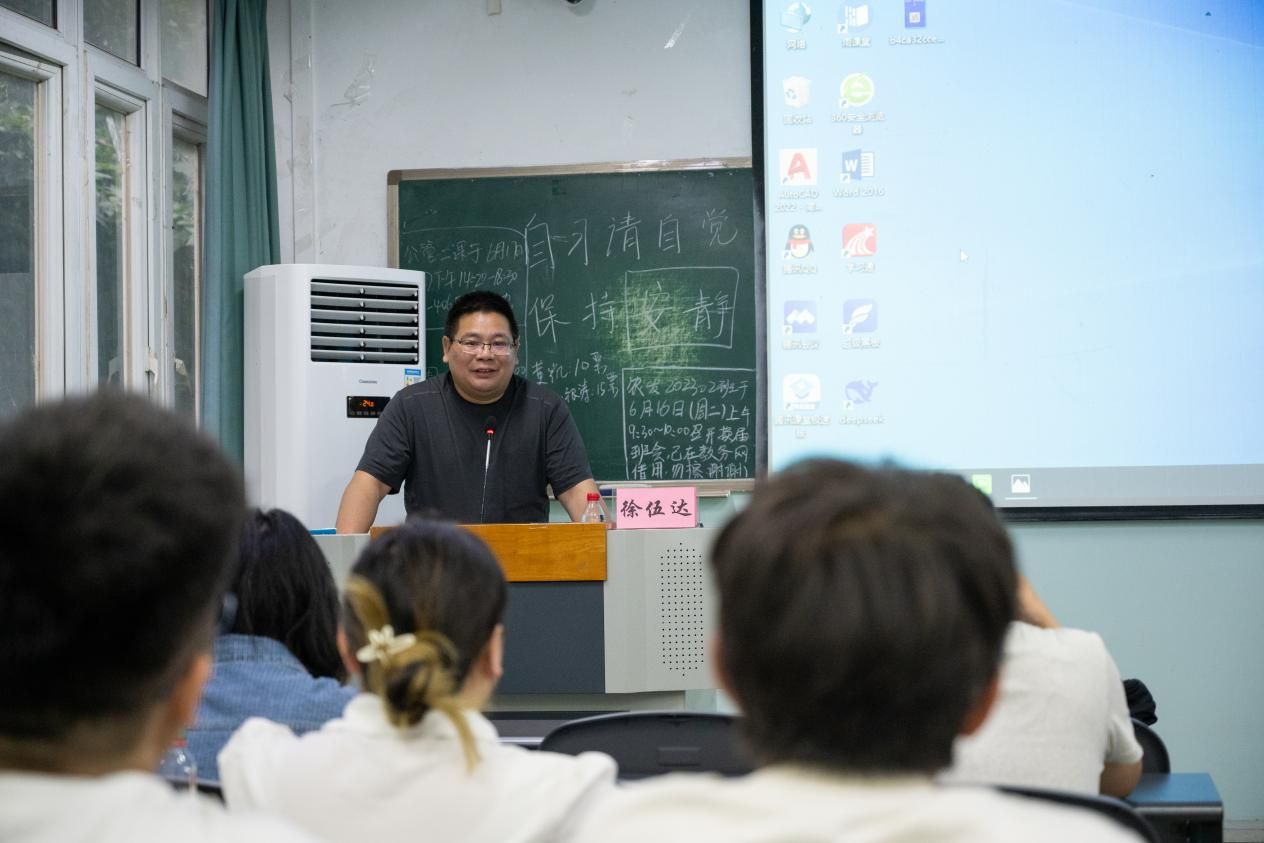 学院举办“以岁月赴山海 以坚守致青春”报告会